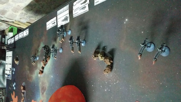 In breit aufgefächerter Formation warten sie Imperialen Schiffe auf die Choasflotte...