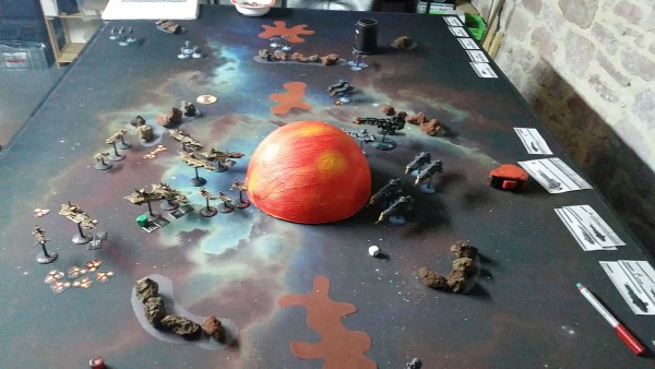 Die Choasflotte geht verborgen hinter dem Planeten in die Offensive...