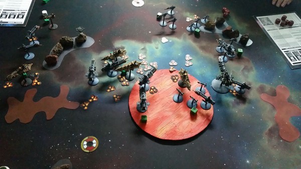 Eingekreist von der imperialen Flotte erleiden die Chaosschiffe herbe Verluste. Die Überlebenden retten sich in den Warp...