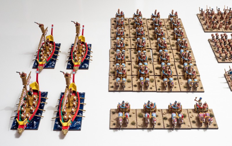 New_Kingdom_Egyptian_02.jpg (1.02 MiB) 7072 mal betrachtet Die Boote und die Streitwagenabteilung, vorne die vier Generäle inklusive Pharao.