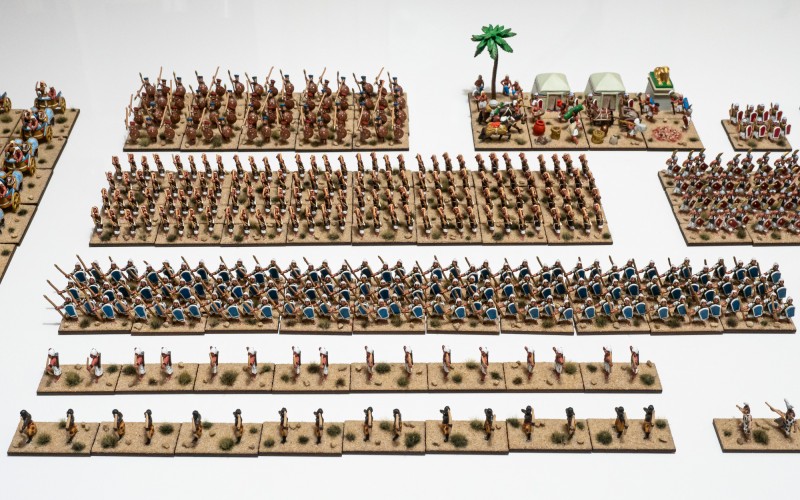 New_Kingdom_Egyptian_03.jpg (1.1 MiB) 7072 mal betrachtet Vorne leichtbewaffnete Plänkler mit Bögen, dahinter Speerkämpfer, dahinter Bogenschützen, ganz hinten Angehörige der Seevölker.