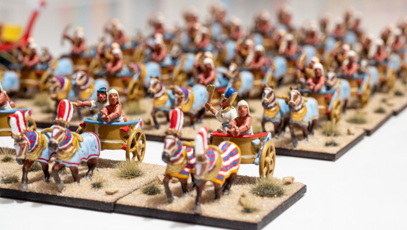 New_Kingdom_Egyptian_08.jpg (803.96 KiB) 6480 mal betrachtet Ganz vorne führt der Pharao seine Streitwagen an. Es könnte sich bspw. um Ramses II. handeln, bekannt aus dem Klassiker The Ten Commandments ;-)