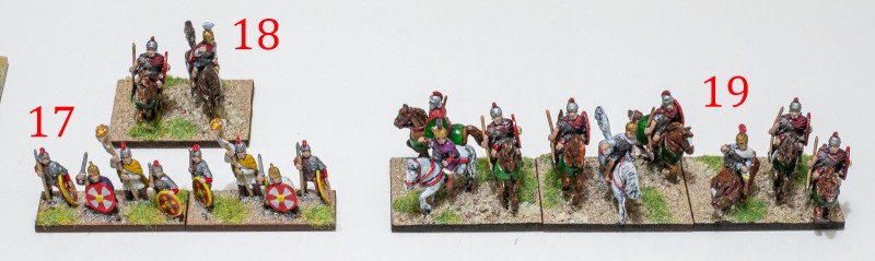 Late_Imperial_Roman_06.jpg (254.23 KiB) 7135 mal betrachtet Die Generalität: 17. Generäle zu Fuß. 18. Berittener General auf LH. 19. Berittene Generäle auf Cv.