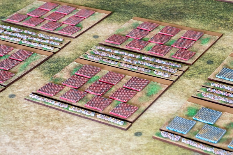 Strength_and_Honour_Roman_Army_04.jpg (1.47 MiB) 1624 mal betrachtet Gut zu erkennen ist hier die Linie von Leichtbewaffneten vor den vorne stehenden formierten Truppen sowie die drei Reservelinien dahinter. (Diese Linien erfüllen ihren Zweck im Sinne der Regel "Skirmish and reserve lines" im Regelwerk.)
