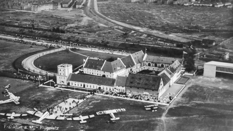 Ein kleiner Fun Fact: Teile der Gebäude des Rebstockhofs blieben bis ins 20. Jahrhundert erhalten, mussten jedoch größtenteils dem 1912 eröffneten ersten Frankfurter Flughafen weichen. Einige von ihnen wurden in die Flughafengebäude integriert. Mit der Schließung des Flughafens nach dem Zweiten Weltkrieg verschwanden die letzten Reste des Hofguts.