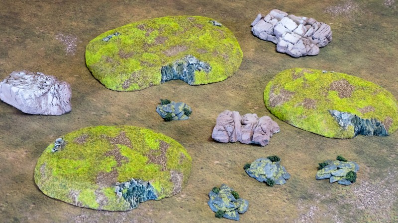 Hügel und Felsen. Die Hügel habe ich von HRC Wargaming Terrain anfertigen lassen.